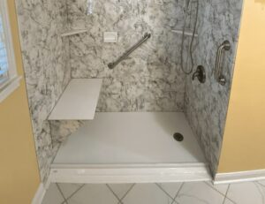No-threshold shower with a shower seat