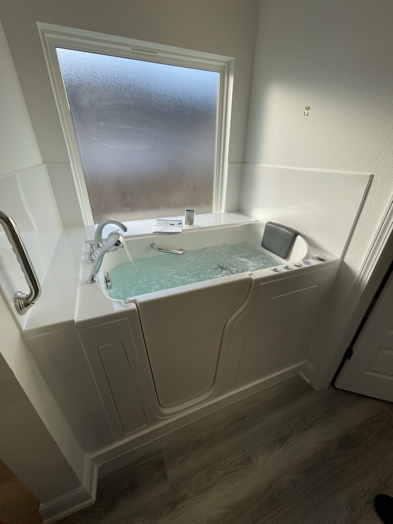 Bathtubs for Small Bathrooms: The Best Options, Tips, and Design Ideas